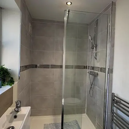 2 Bd House, Near Center * 约克