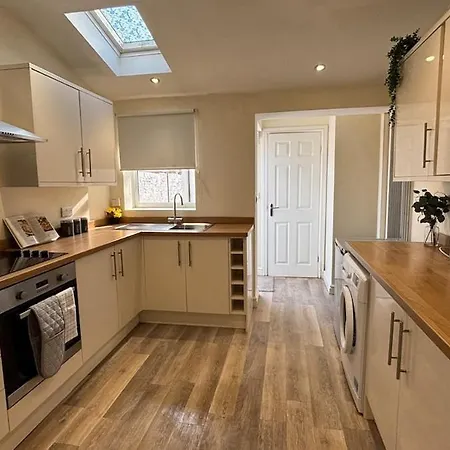 2 Bd House, Near Center *
