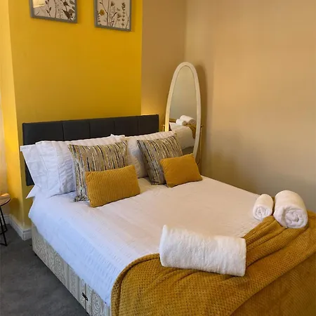 2 Bd House, Near Center *