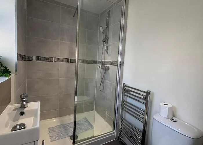 2 Bd House, Near Center