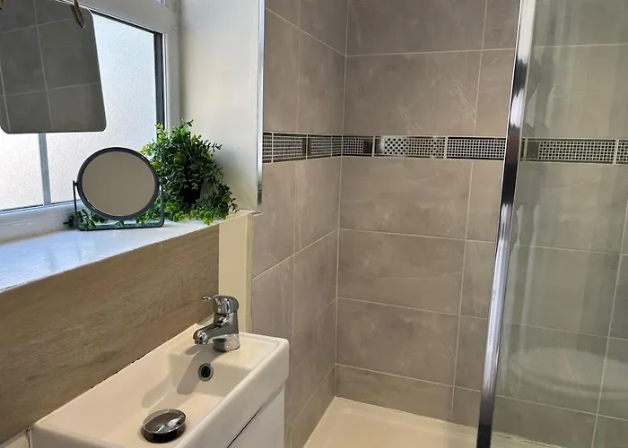 2 Bd House, Near Center *