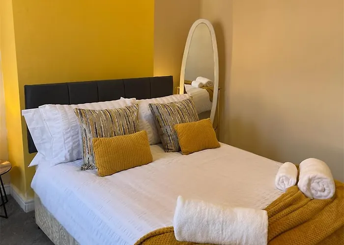 2 Bd House, Near Center *