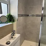 2 Bd House, Near Center *
