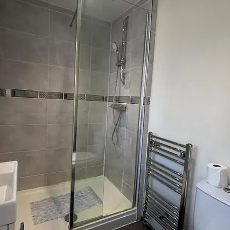 2 Bd House, Near Center