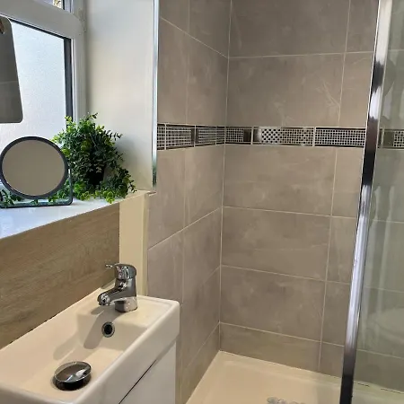 2 Bd House, Near Center *